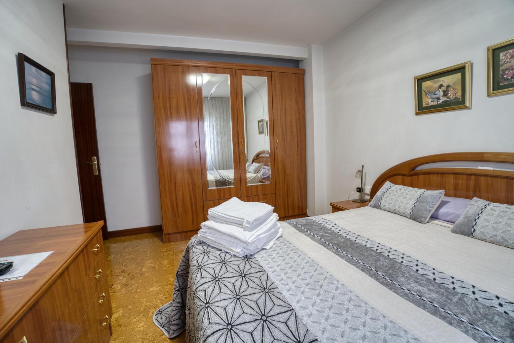 Apartamento Muy Amplio, Con Wifi Y A 12 Minutos Del Centro Gijon Exterior photo